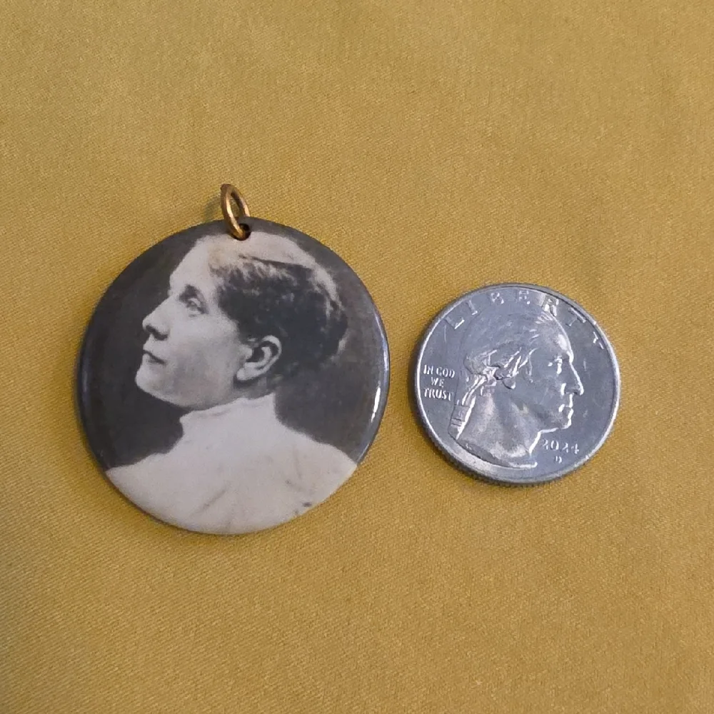 Vintage Commemorative Pendant w/ Frances Elizabeth Caroline Willard (1839–1898) - Picture 3 of 5